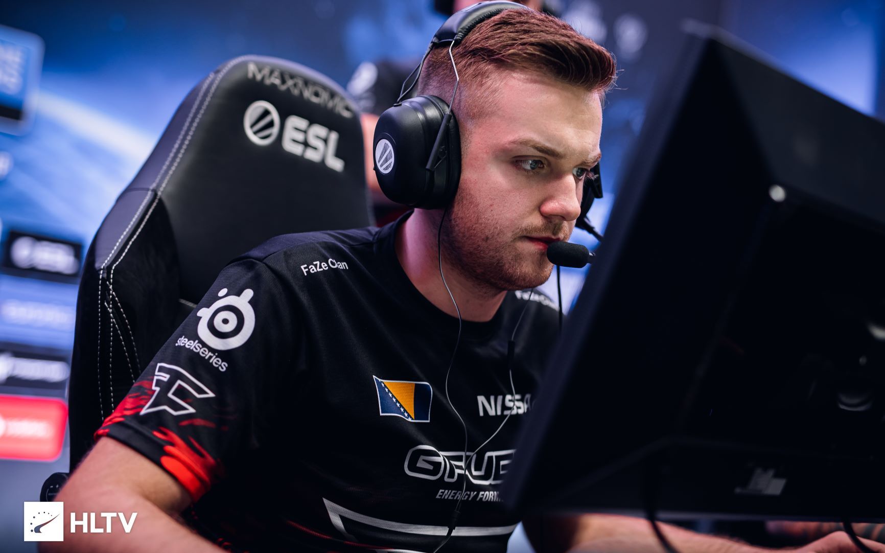flusha 在 dima_wallhacks 的直播中与 10 个 FACEIT 级别的玩家对战